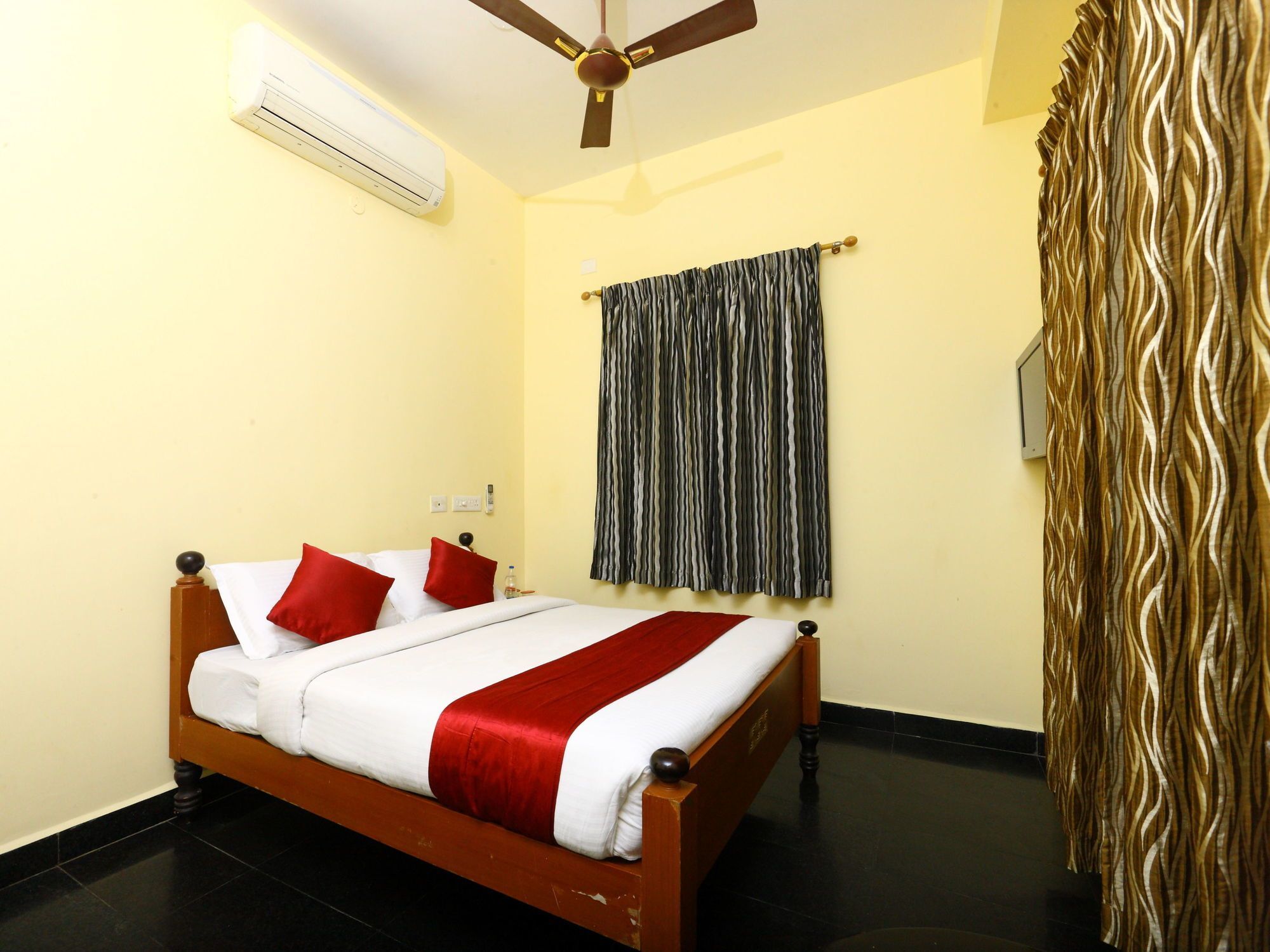 Oyo 10630 Hotel Nano Turf มทุราย ภายนอก รูปภาพ